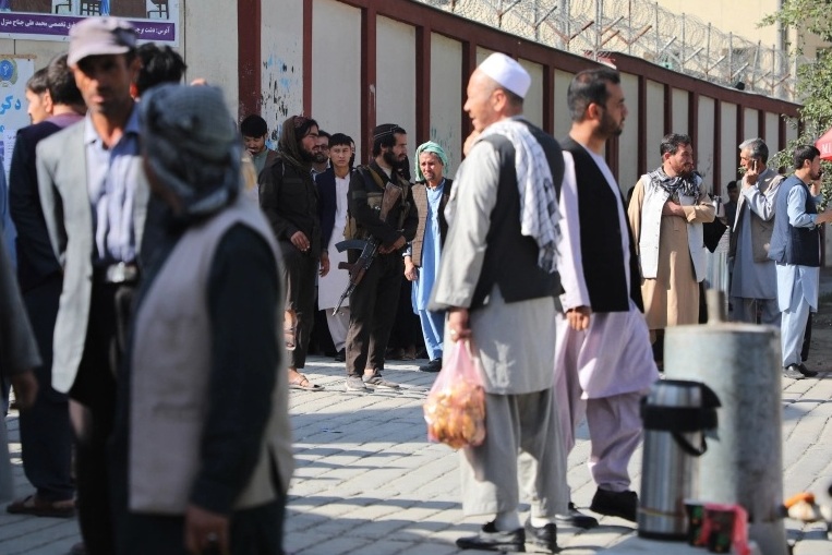 Dân chúng chờ đợi tin tức về người thân bên ngoài một bệnh viện được bảo vệ ở Dasht-e-Barchi