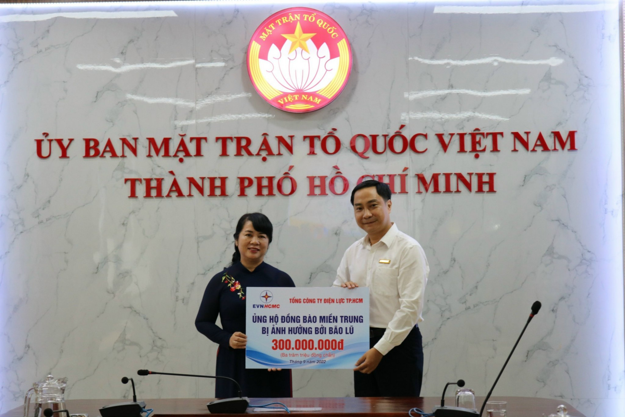 Bà Trần Kim Yến - Chủ tịch Ủy ban Mặt trận Tổ quốc Việt Nam TPHCM tiếp nhận ủng hộ của