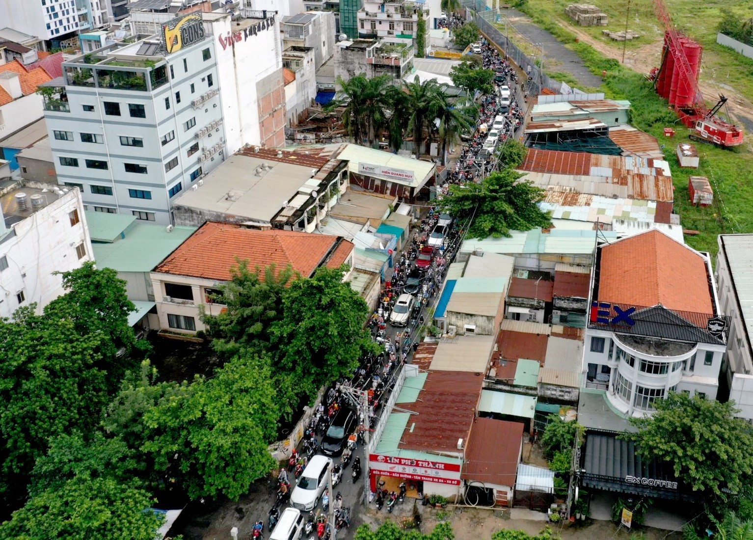 Nhưng đường Ung Văn Khiêm cũng ùn tắc dài hàng trăm mét nên giao thông càng khó khăn hơn.