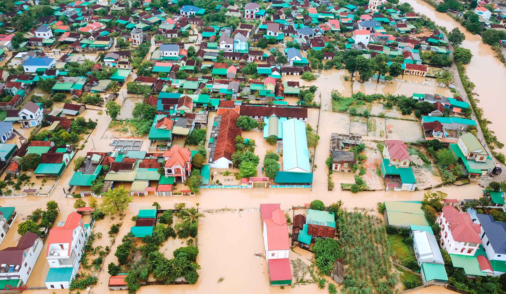 Nhiều địa phương ở huyện Yên Thành bị ngập sâu, cô lập với bên ngoài