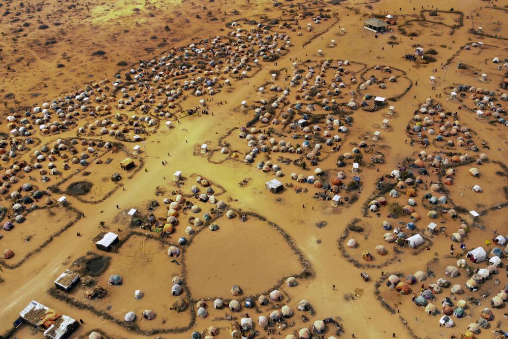 Hạn hán kéo dài khiến Somali rơi vào tình trạng bi đát khi không thể đảm bảo nguồn nước uống và lương thực thực phẩm cho người dân - Ảnh: Jerome Delay/Ap