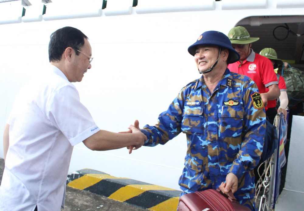 Phó bí thư Thành ủy TPHCM Nguyễn Văn Hiếu đón chiến sĩ phục vụ trên tàu KN290 đến TPHCM.