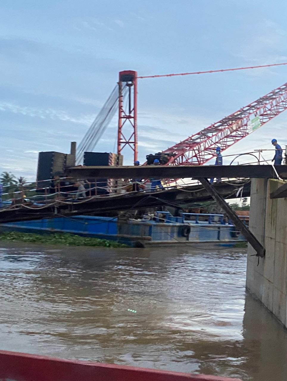 Sàn công tác phụ trợ thi công nơi các công nhân bị rơi xuống sông