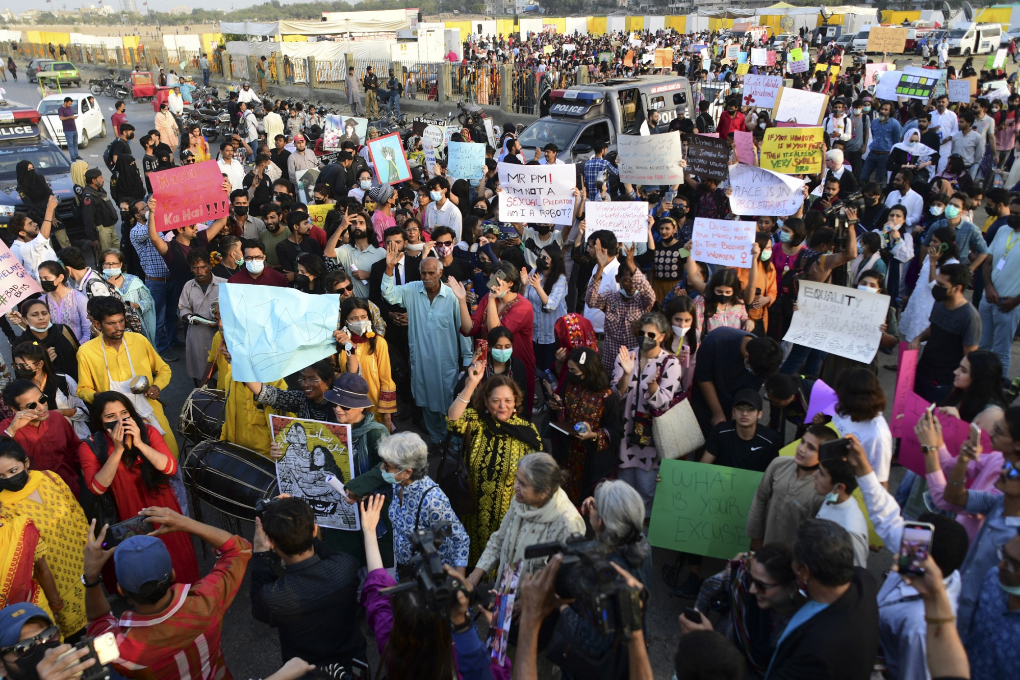 Đông đảo phụ nữ bản địa biểu tình trong ngày Quốc tế Phụ nữ 8.03.2022 tại Karachi, thành phố đông dân nhất Pakistan. (Ảnh: AFP)