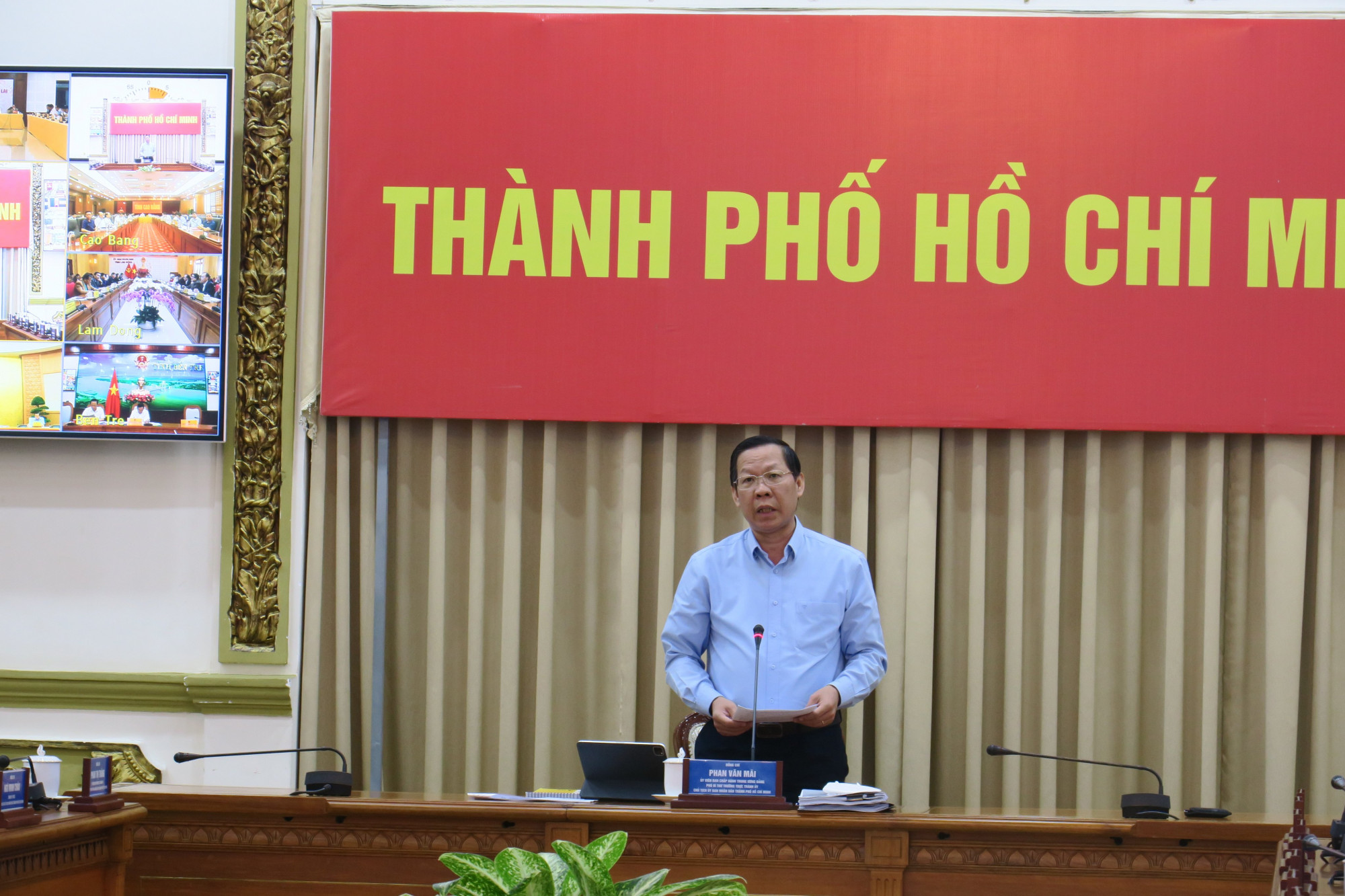 Chủ tịch UBND TPHCM Phan Văn Mãi báo cáo tại hội nghị sáng 1/10