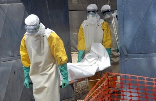 Ebola chủ yếu lây lan qua tiếp xúc với chất dịch cơ thể của người bị nhiễm bệnh.
