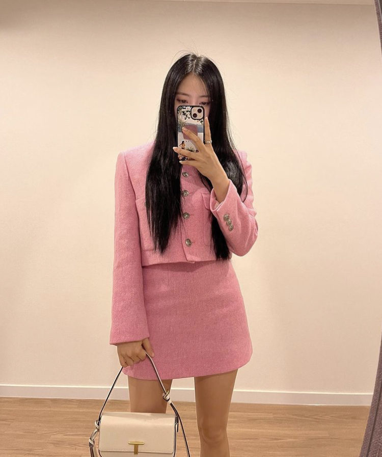 Áo balzer và chân váy sắc hồng ngọt ngào giúp Hyomin 