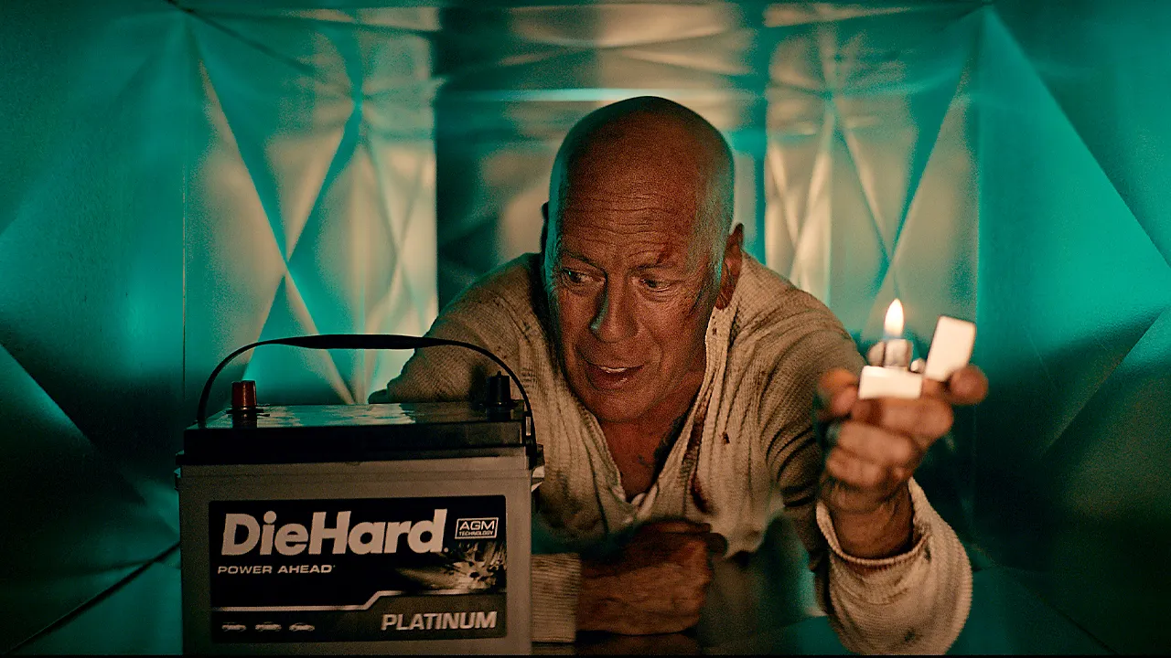 Tài tử Bruce Willis bên hình ảnh biểu tượng về loạt phim Die Hard. 