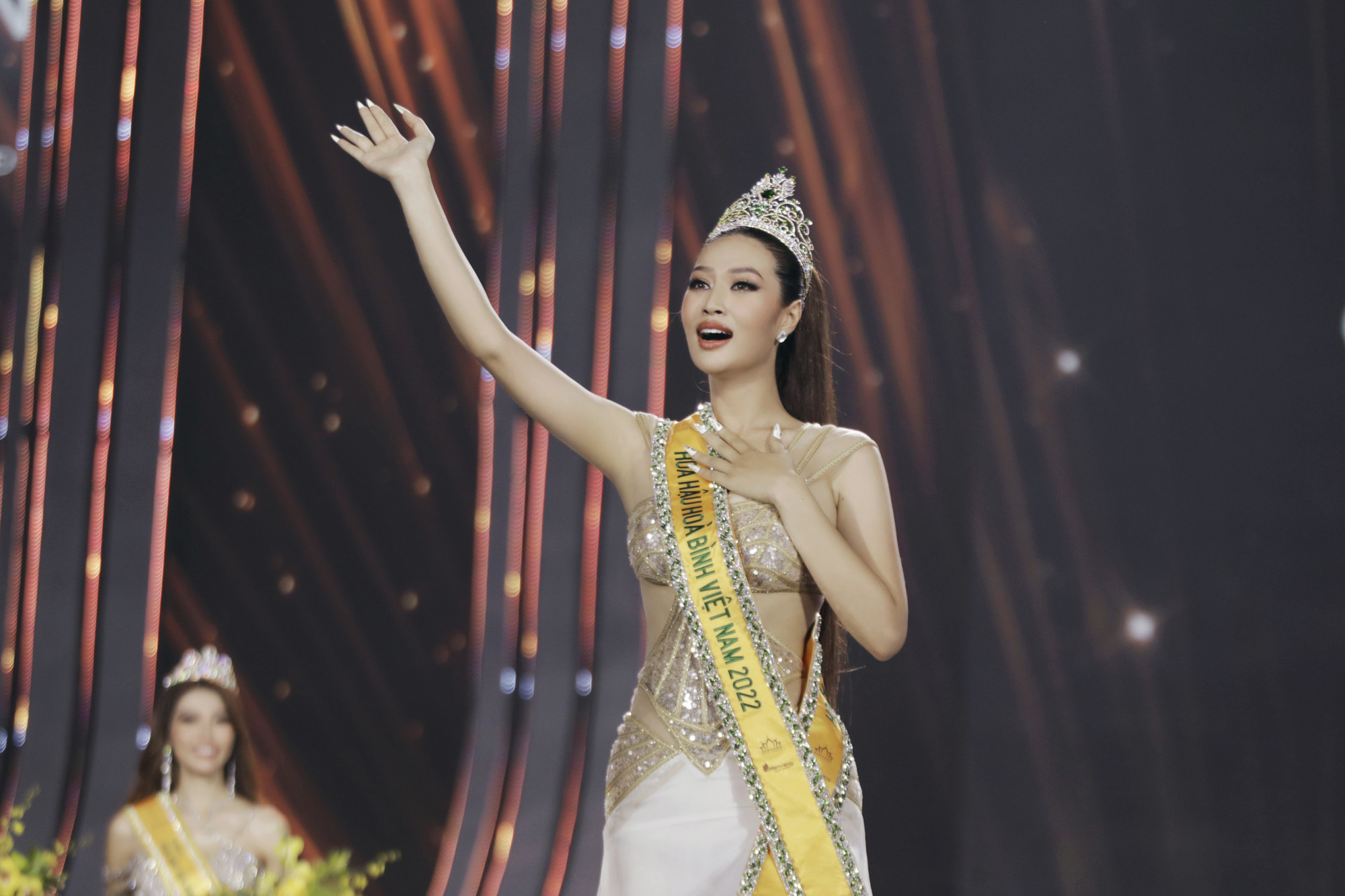 Đoàn Thiên Ân đăng quang Hoa hậu Hoà bình Việt Nam 2022 - Miss Grand VietNam 2022 vào tối 1/10. Hoa hậu sinh năm 2000, cao m175 với số đo hình thể là 88,5-66-98cm. 