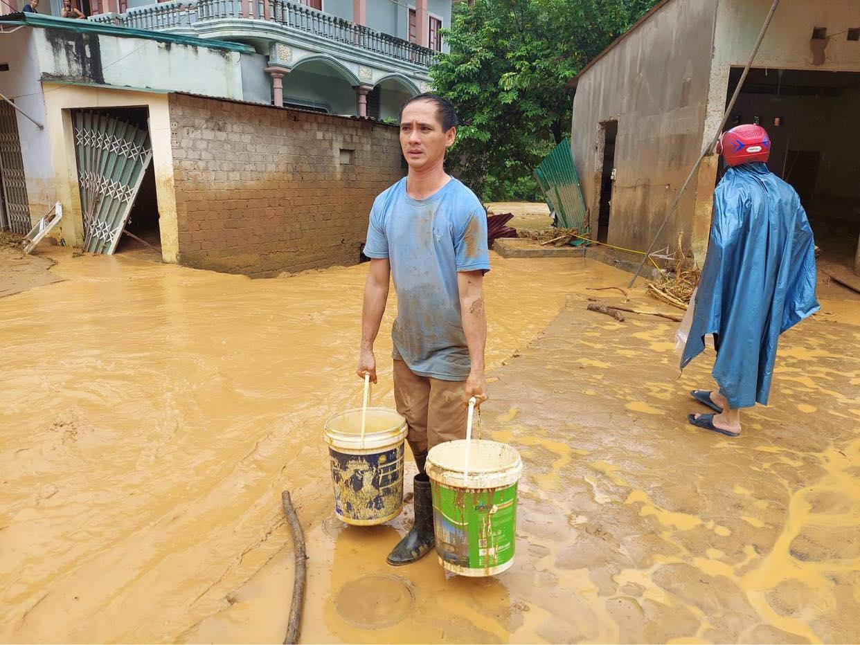 Hiện huyện Kỳ Sơn đang nỗ lực vận chuyển nhu yếu phẩm, nước sạch vào tiếp tế cho 40 hộ dân ở xã Tà Cạ đang bị cô lập sau trận lũ quét.