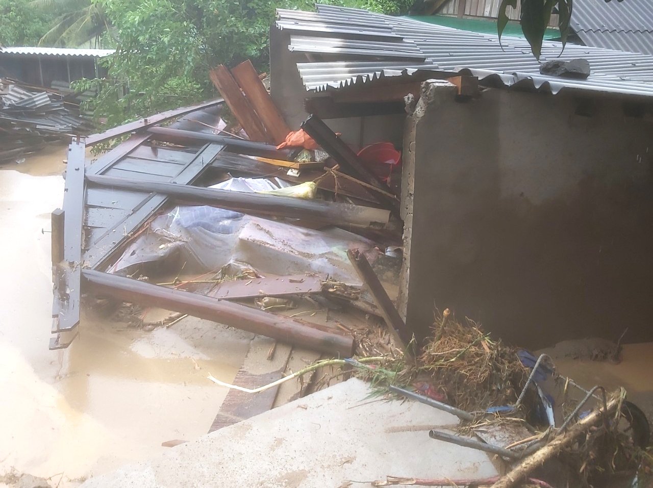 Theo Phó chủ tịch UBND huyện Kỳ Sơn, qua thống kê sơ bộ, có một cháu bé 4 tháng tuổi bị lũ cuốn trôi. 15 nhà dân, 2 xe ô tô cũng bị cuốn theo dòng nước đục.