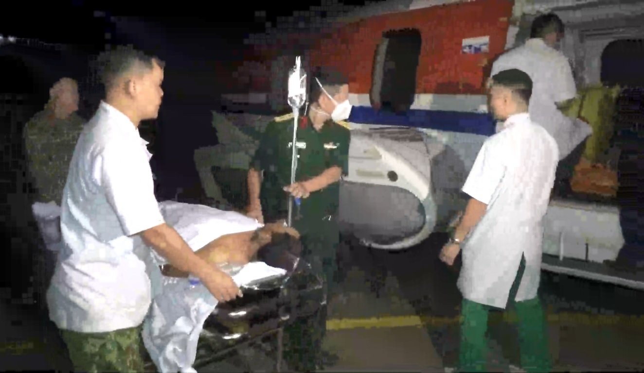 Cán bộ, chiến sĩ đưa bệnh nhân lên máy bay vào đất liền điều trị