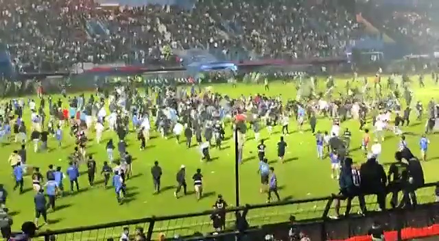 Hình ảnh từ phương tiện truyền thông xã hội cho thấy cảnh các cổ động viên quá khích tràn vào sân sau trận đấu