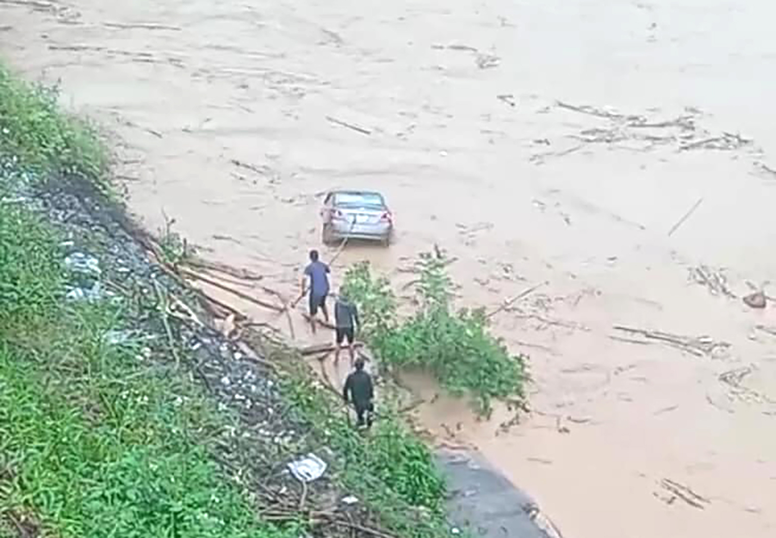 Nhiều người dân tìm cách vớt xe ô tô, tài sản đang nổi trên sông