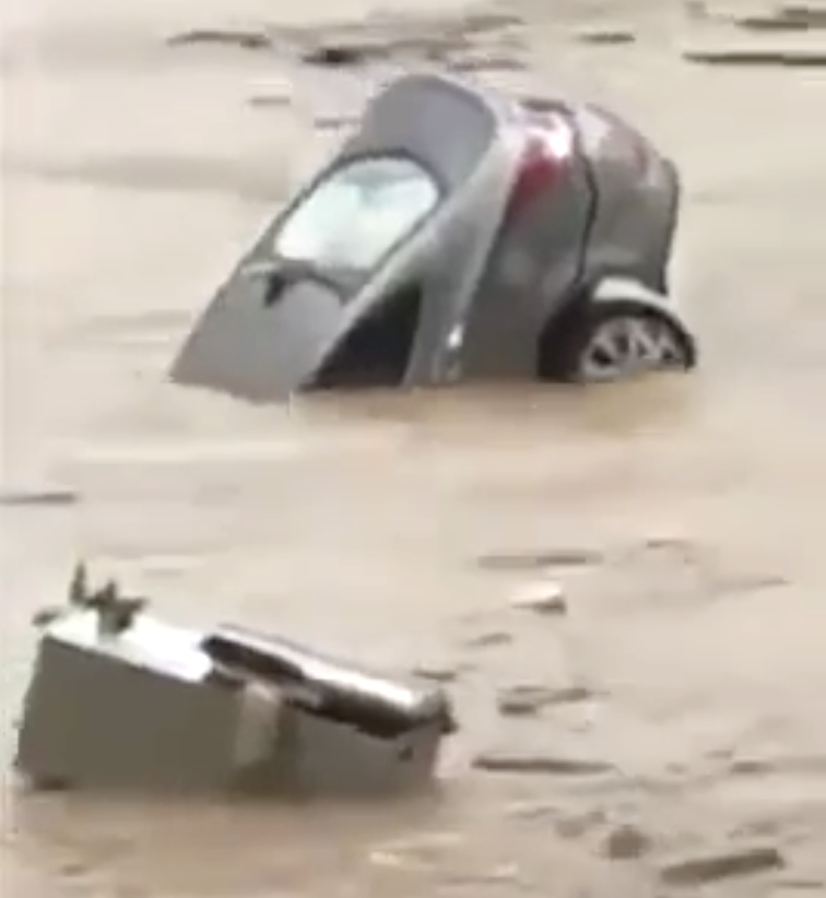Tủ lạnh, xe ô tô bị cuốn trôi xuống sông