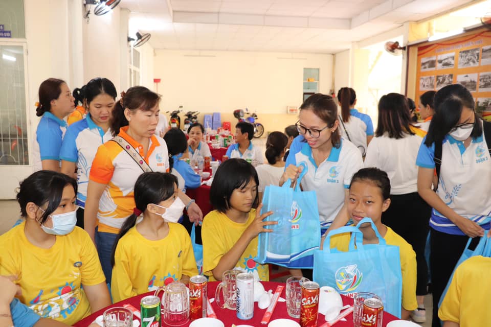 Hội tổ chức bữa cơm nghĩa tình cho người già và trẻ em 