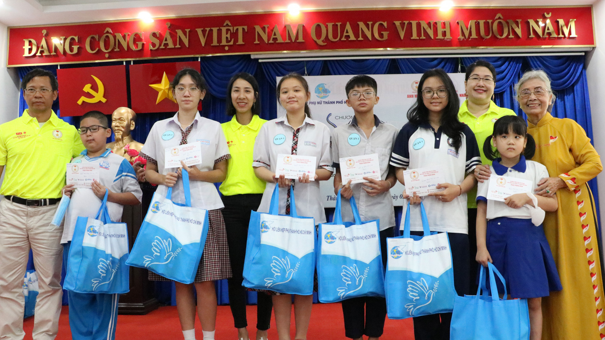 Bà Phạm Thị Bút (bên phải ngoài cùng) trao học bổng cho các em