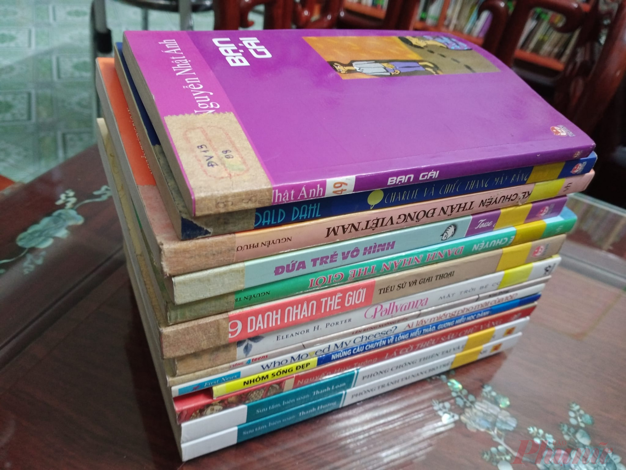 Số sách được thầy giáo Bùi Văn Đông (tỉnh Ninh Bình) mua được từ người bán trên mạng xã hội 