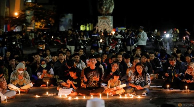 Những người ủng hộ câu lạc bộ bóng đá Arema cầu nguyện trong một buổi cầu nguyện bên ngoài sân vận động Kanjuruhan để chia buồn với các nạn nhân, sau một cuộc bạo động và giẫm đạp sau trận đấu bóng đá giữa Arema và Persebaya bên ngoài ở Malang, tỉnh Đông Java, Indonesia, … xem thêm