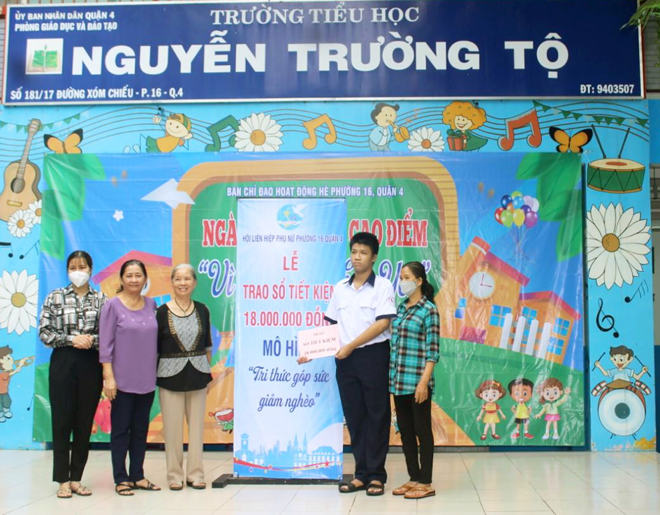 Em Nguyễn Hữu Nhân nhận sổ tiết kiệm 18 triệu đồng từ sự đóng góp của các giáo viên về hưu