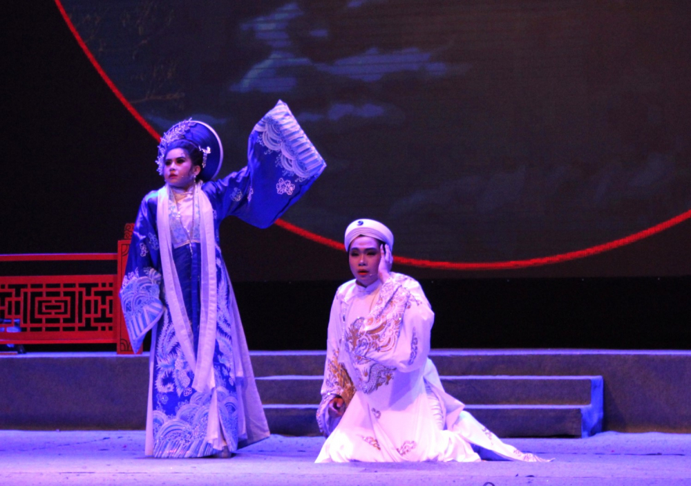 Những nghệ sĩ trẻ như Bình Tinh và Trọng Nhân vẫn còn khá xa lạ với khán giả Hà Nội nhưng với màn trình diễn đầy ấn tượng với vai Tống Thị Quyên và Hoàng tôn Đán trong vở