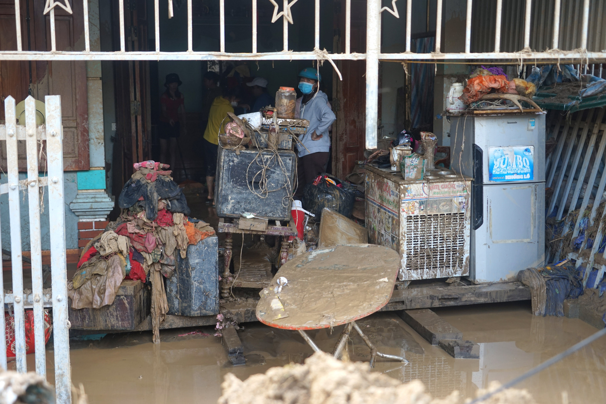Người dân huyện Kỳ Sơn vẫn đang nỗ lực dọn bùn đất, tìm lại tài sản bị vùi lấp dưới đất cát