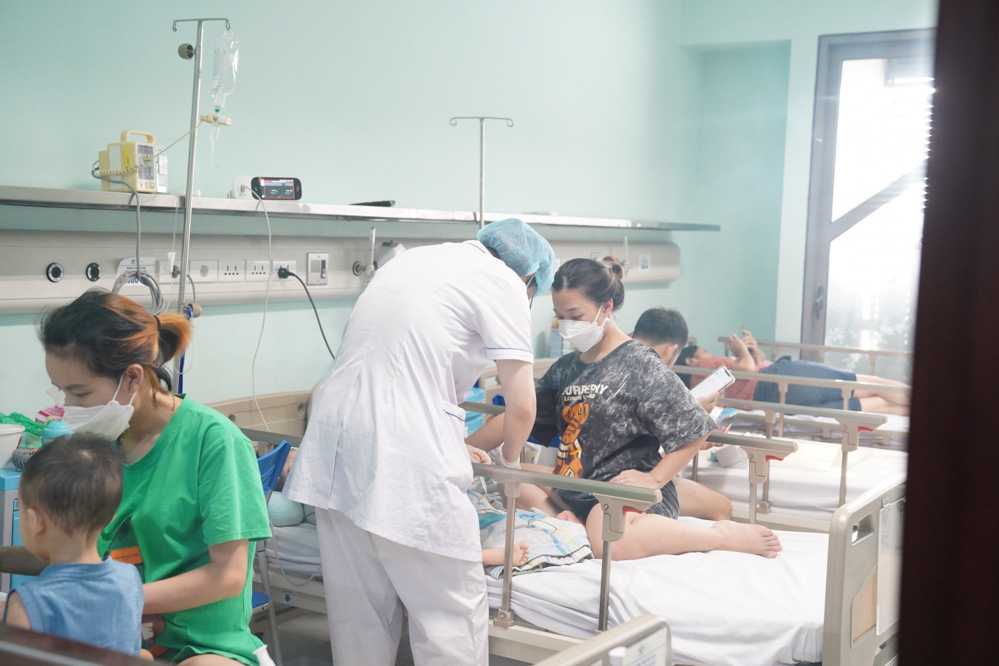 Tại Bệnh viện Nhi Trung ương đang có hơn 40 bệnh nhân mắc Adenovirus nặng và nguy kịch