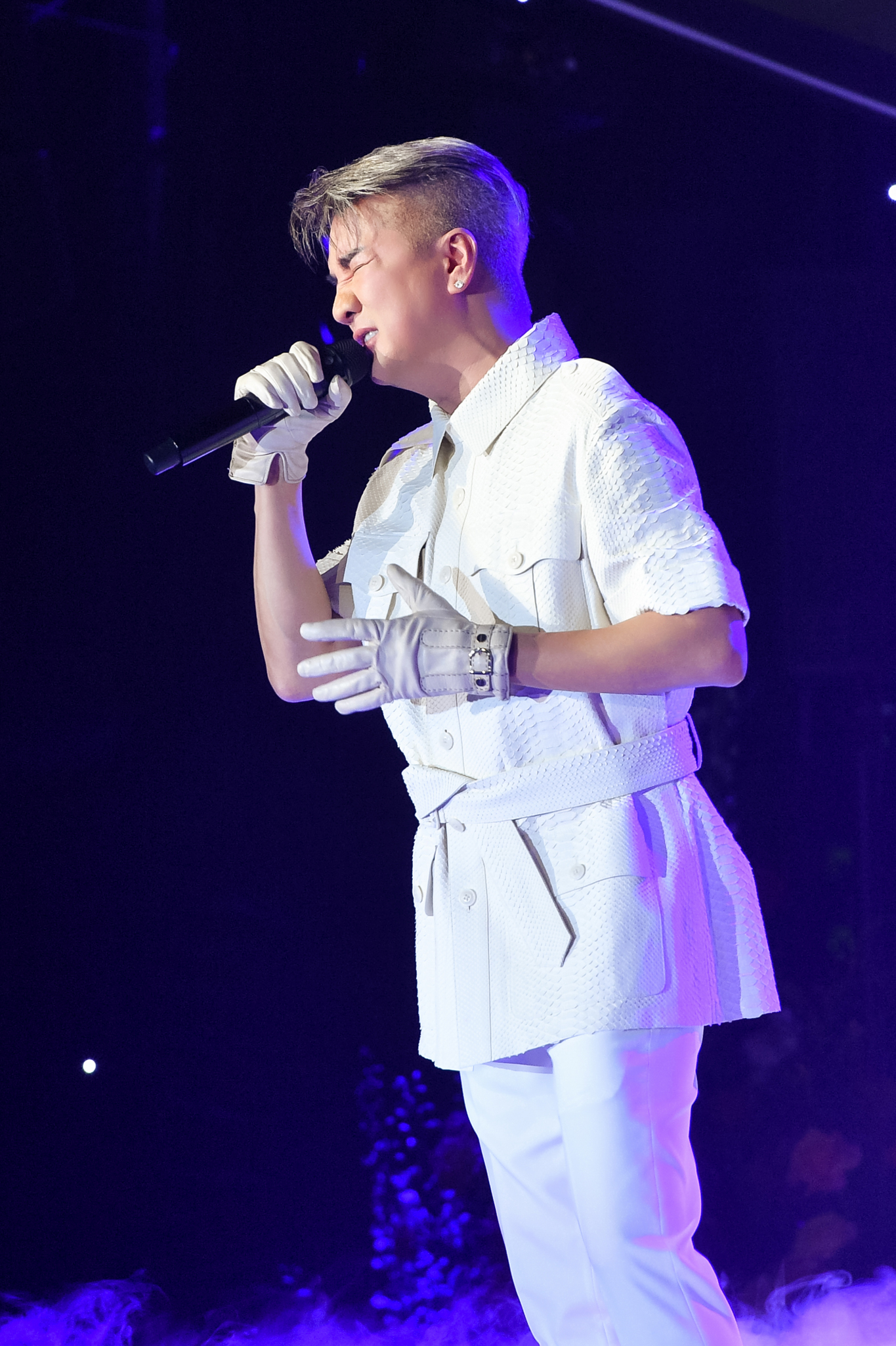 Nam ca sĩ diện trang phục tông xuyệt tông trắng. 
