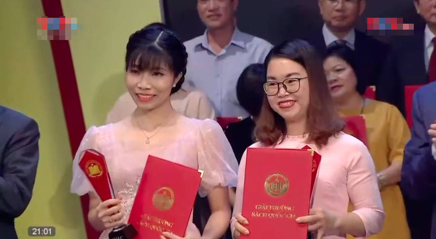 Tác giả Bùi Tiểu Quyên (trái) cùng đại diện NXB Kim Đồng nhận giải C với sách 