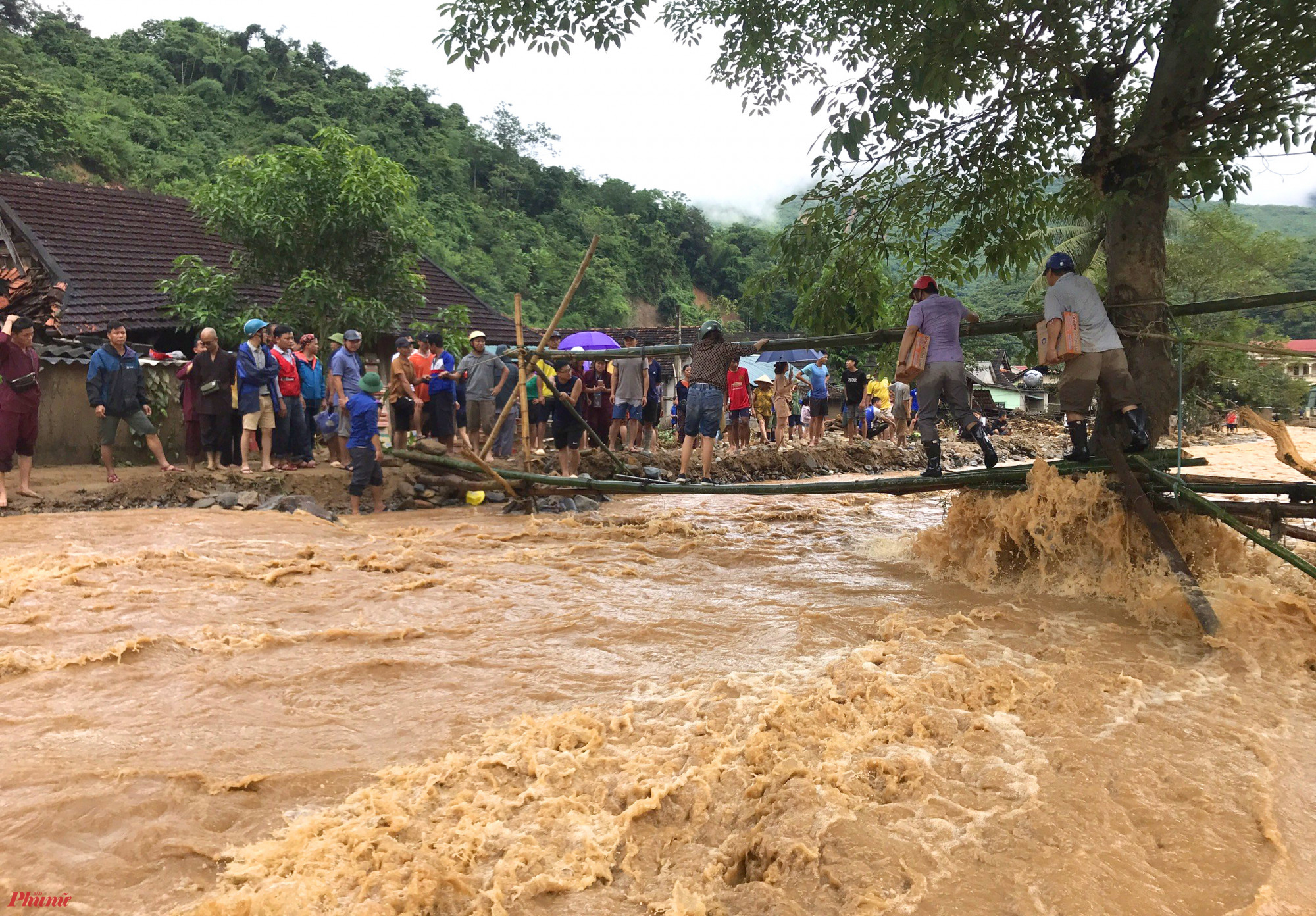 Hiện đường vào xã Tà Cạ và Tây Sơn vẫn đang bị cô lập. Lực lượng chức năng phải dựng cầu tre để mang nước, nhu yếu phẩm vào tiếp tế cho người dân.