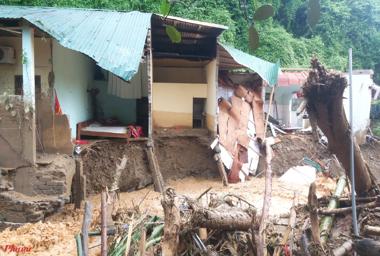 Mưa đã ngớt, những những con suối chảy dọc thị trấn Mường Xén vẫn cuồn cuộn chảy. Nhiều ngôi nhà nằm dọc suối đã sụp mất một nửa, nằm chênh vênh bên bờ suối.