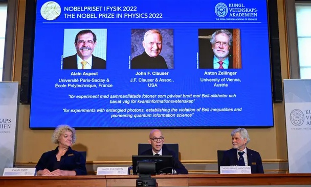 Ủy ban Nobel vật lý công bố những người chiến thắng giải thưởng vật lý 2022 trong một cuộc họp báo ở Stockholm, Thụy Điển