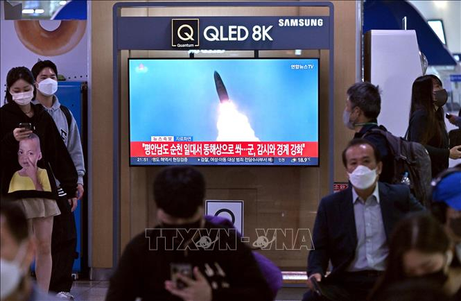 Truyền thông Hàn Quốc đưa tin về vụ phóng tên lửa của Triều Tiên, tại Seoul, ngày 29/9/2022. Ảnh: AFP/TTXVN