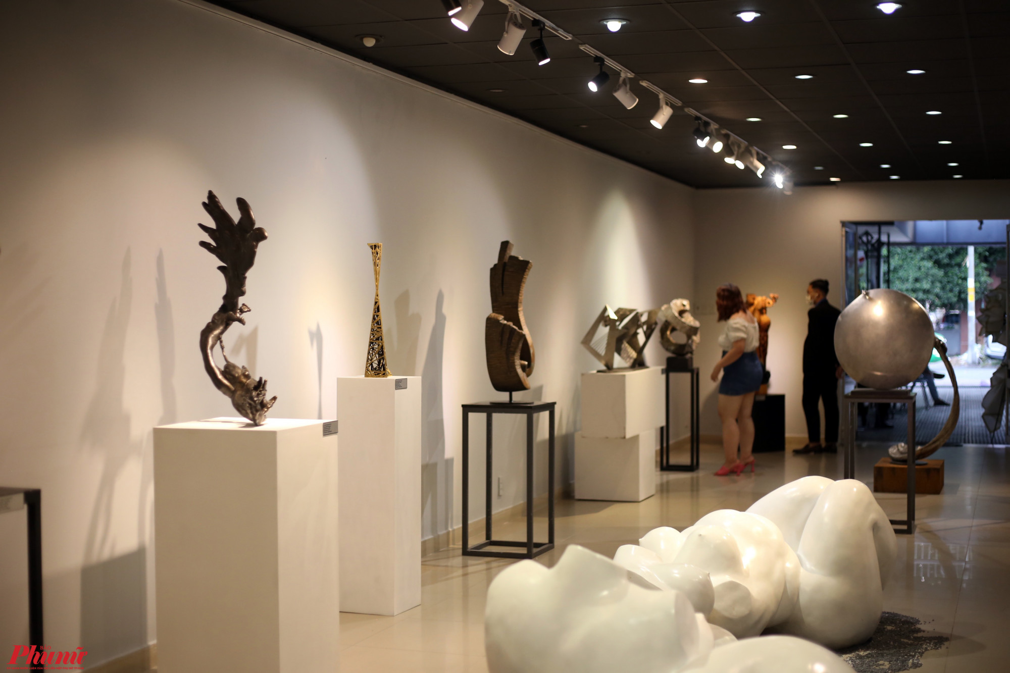 Không gian tại triển lãm trưng bày chủ yếu các tác phẩm có kích thước vừa và nhỏ