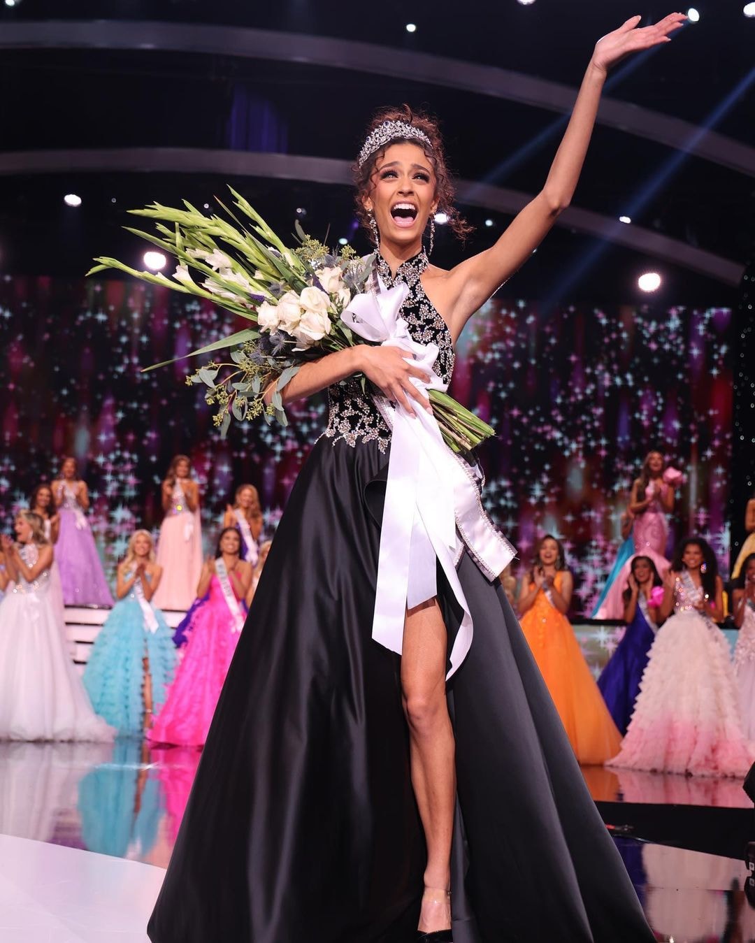 Faron Medhi đăng quang Hoa hậu tuổi teen Mỹ 2022. Người đẹp năm nay 18 tuổi, vừa tốt nghiệp trung học phổ thông. 