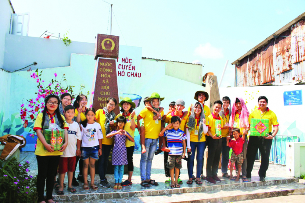 Cột mốc chủ quyền trên đảo Thổ Chu - dấu ấn của thanh niên tình nguyện TP.HCM - Ảnh: Thành Đoàn TPHCM