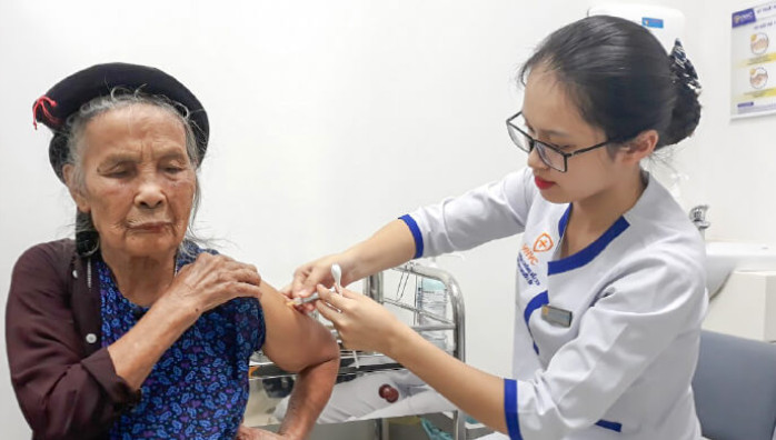 người lớn cần tiêm vắc-xin cúm hằng năm để phòng ngừa bệnh cúm và các biến chứng do cúm - Ảnh: VNVC