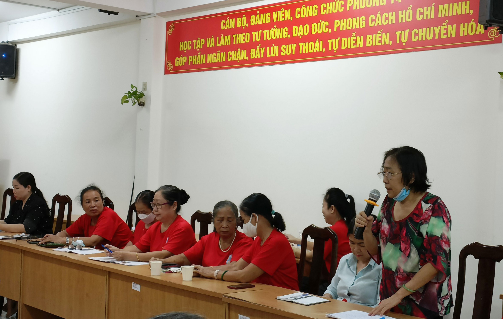 Cô Lê Thị ngọc Sương - Chủ tịch Hội Luật gia quận 10, đồng thời cũng là thành viên Tổ tư vấn đang đóng góp ý kiến