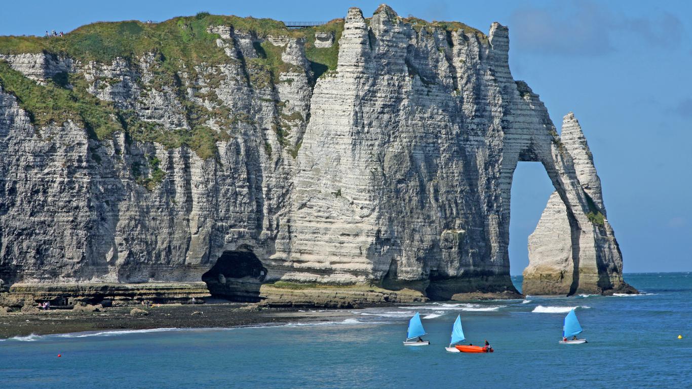 Vách đá vôi Étretat, vùng Normandy - một thắng cảnh du lịch nổi tiếng của Pháp