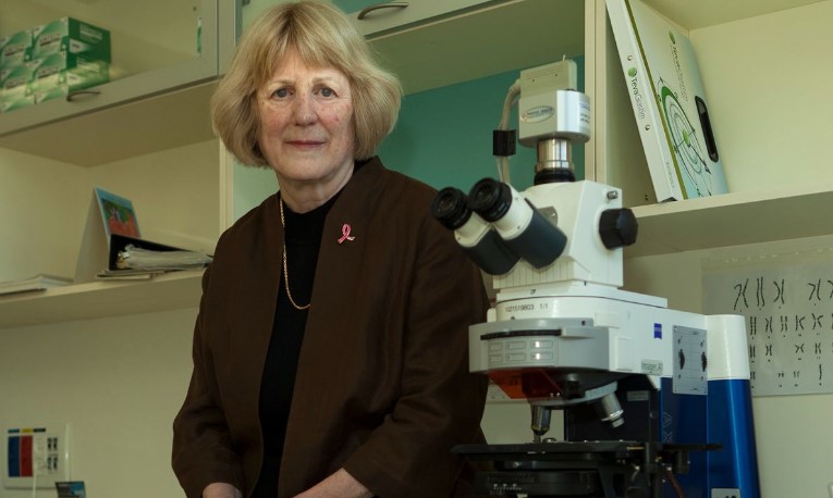 Mary-Claire King, phải, nhà di truyền học người Mỹ, người đã xác định một gen làm tăng tính dễ bị tổn thương đối với bệnh ung thư vú khi ở dạng đột biến 