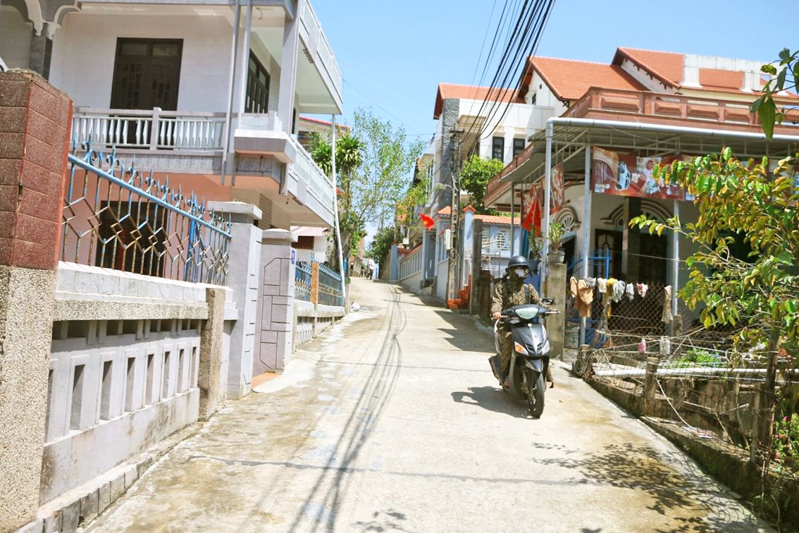 Nhà dân ở làng An Dương, xã Phú Thuận, H.Phú Vang, tỉnh Thừa Thiên - Huế được xây dựng kiên cố để chống bão - ẢNH: T.H.
