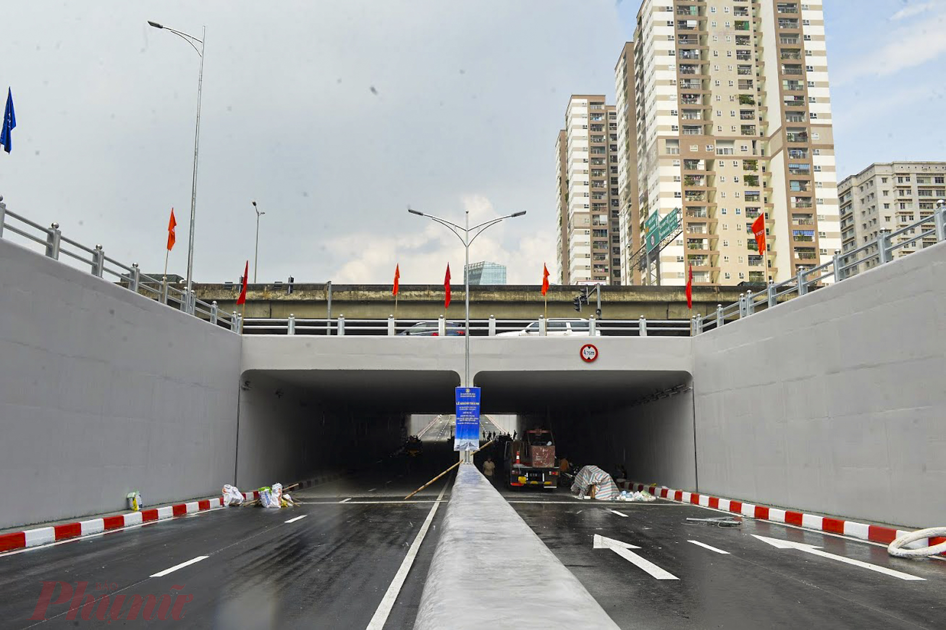 Sau 2 năm thi công, hầm chui Lê Văn Lương đã sẵn sàng thông xe từ ngày 5/10 và được kỳ vọng sẽ làm giảm áp lực giao thông cho đường Lê Văn Lương - Tố Hữu cũng như các tuyến lân cận