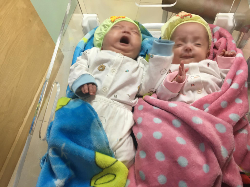 Hai bé sơ sinh đã vượt qua hành trình 5 tháng chiến đấu để giành lại sự sống