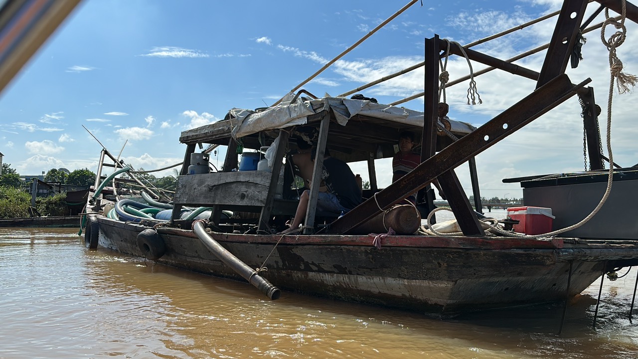 Chiếc tàu được các đối tượng dùng để bơm hút cát trái phép trên sông Đồng Nai