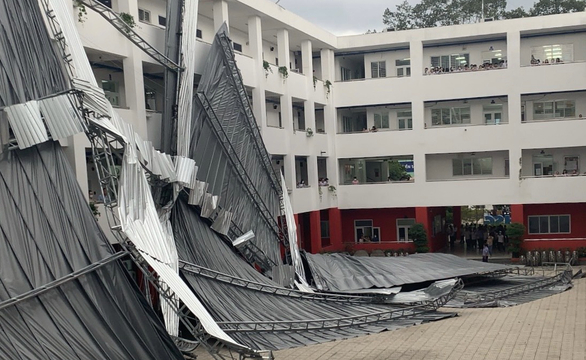 Vừa qua, mái che sân Trường Trung học thực hành Sài Gòn (quận 5, TPHCM) bất ngờ đổ sập do  ảnh hưởng của bão Noru.