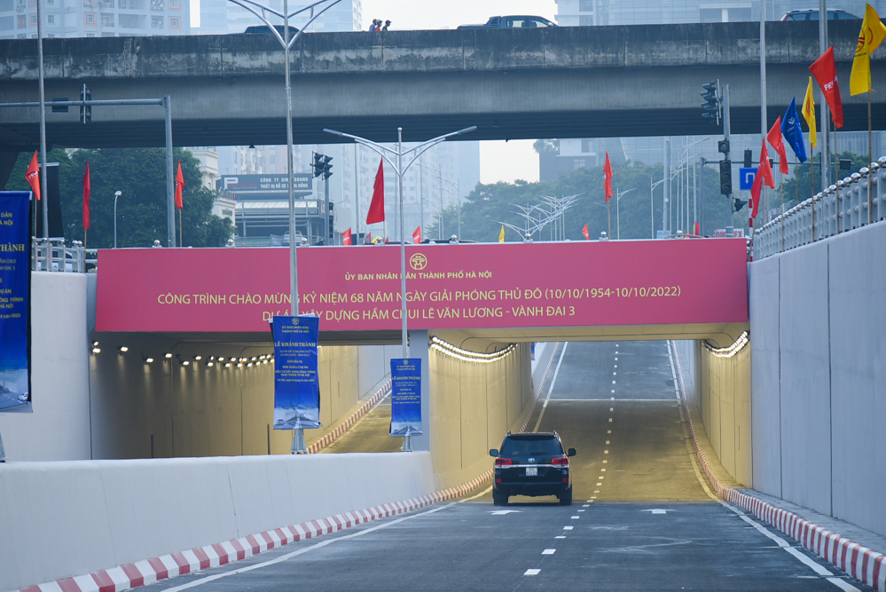 Hầm chui tại nút giao Lê Văn Lương – vành đai 3 là dự án giao thông trọng điểm được khởi công từ tháng 10/2020. Theo thiết kế, dự án dài 475 m. Trong đó, phần hầm kín dài 95 m, hầm hở và gờ chắn dẫn vào hầm kín dài 380m với 4 làn xe.