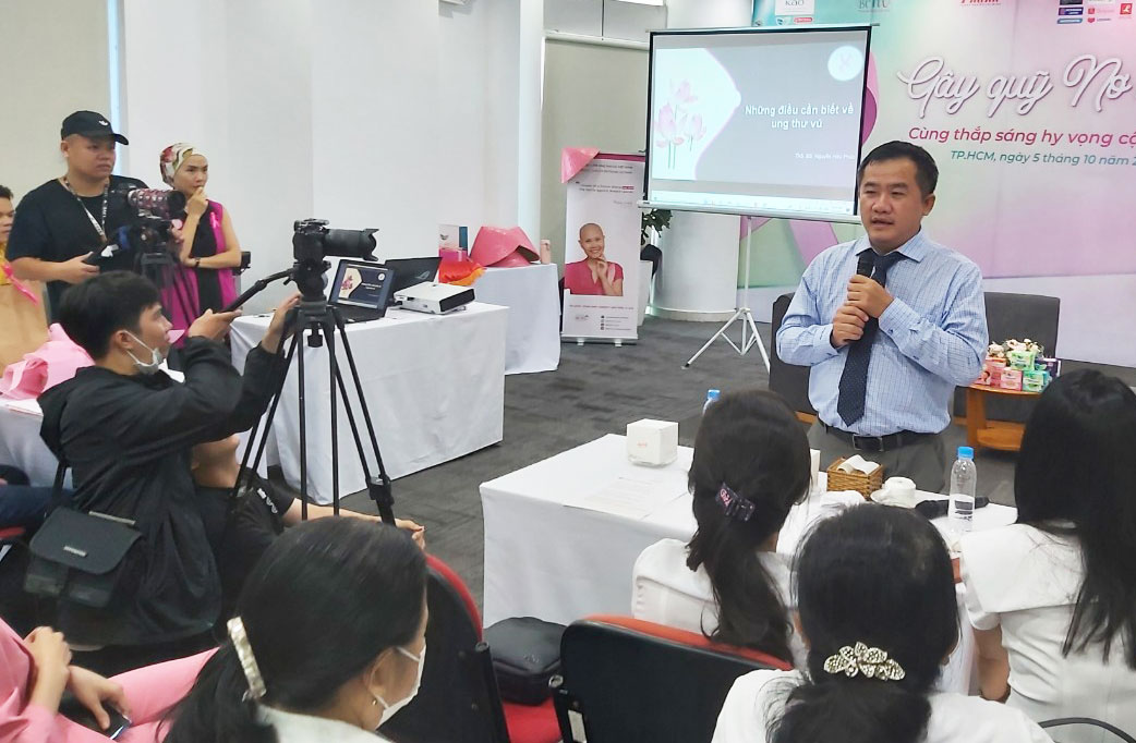 TS. BS Nguyễn Hữu Phúc giải đáp thắc mắc của người tham gia tại hội trường Báo Phụ Nữ TP.HCM