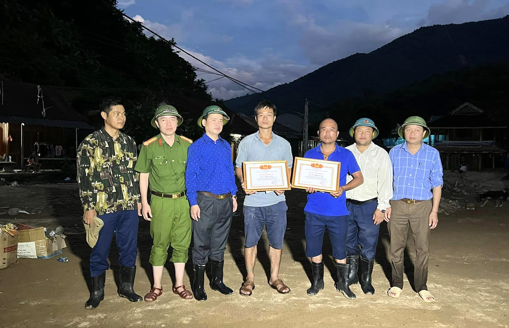 UBND huyện Kỳ Sơn tặng giấy khen cho 2 người dân dũng cảm cứu người