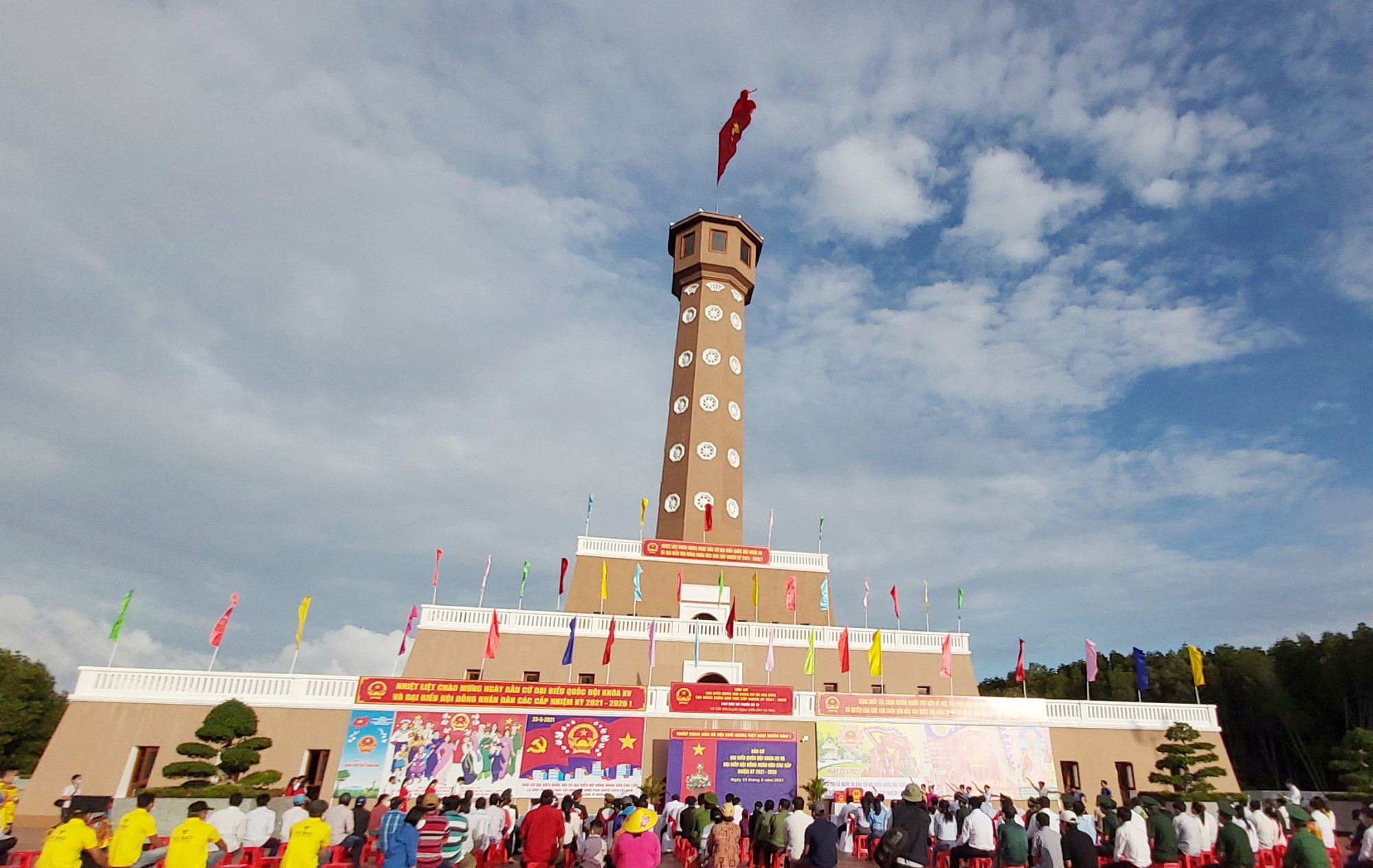 Cột cờ Hà Nội tại Mũi Cà Mau - điểm xuất phát giải Ðất Mũi Marathon Cà Mau 2022- Cúp PETROVIETNAM