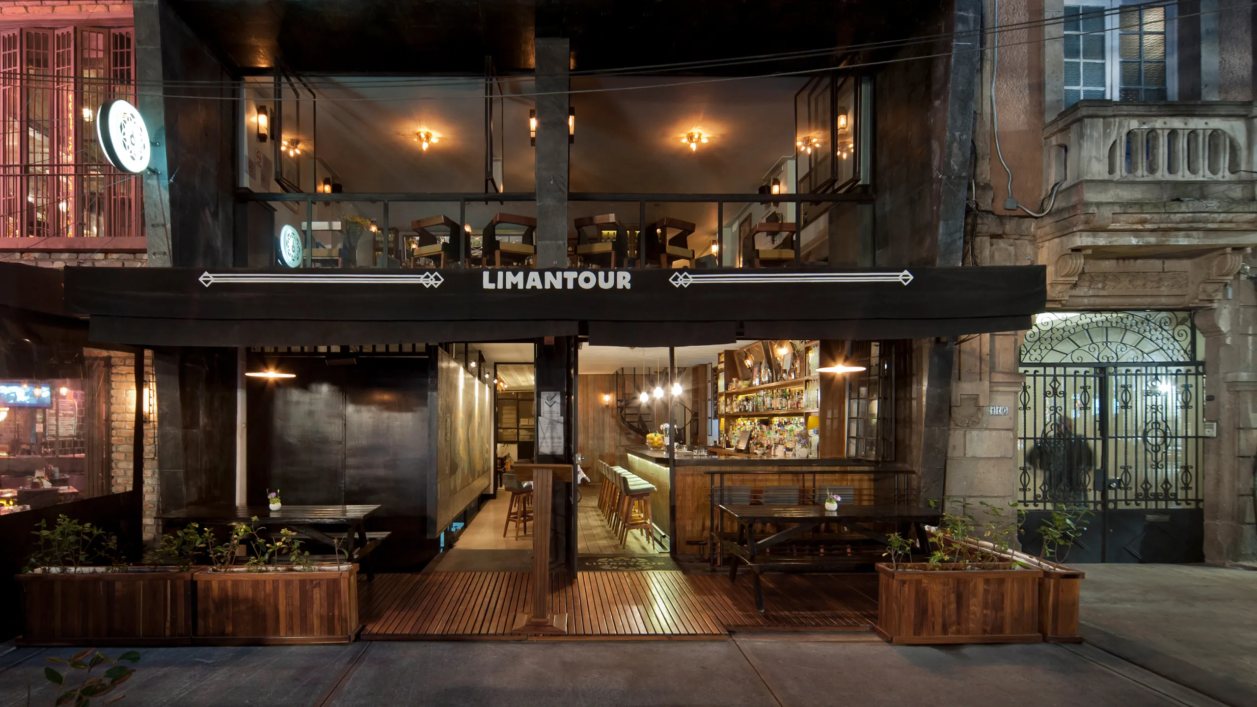 4. Licorería Limantour, Thành phố Mexico. Ở vị trí thứ 4, vị trí này là Quán bar tốt nhất ở Bắc Mỹ. Nó cũng đã giành được giải thưởng Danh sách huyền thoại vì sự hiện diện của nó trong chín phiên bản liên tiếp của danh sách.
